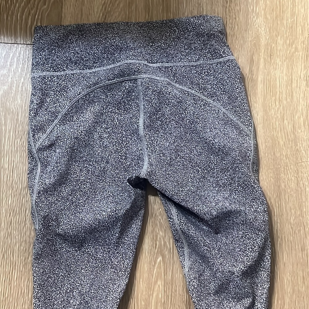 Lululemon Gray Athletic Leggings with Zipper Pockets - Picture 8 of 8